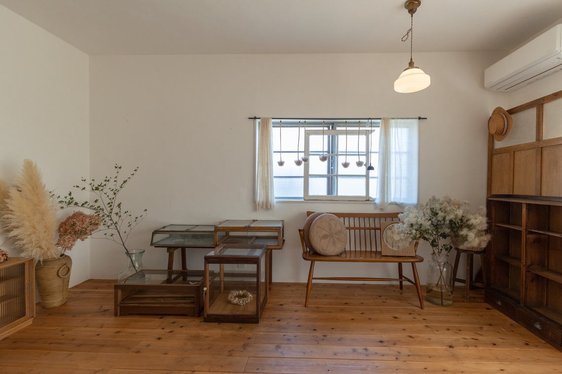 ミヤタカズコが撮影した写真のアルバム「アンティークショップ店舗写真」