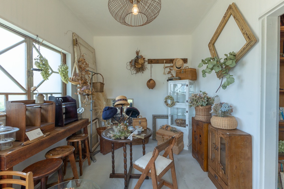 ミヤタカズコが撮影した写真のアルバム「アンティークショップ店舗写真」