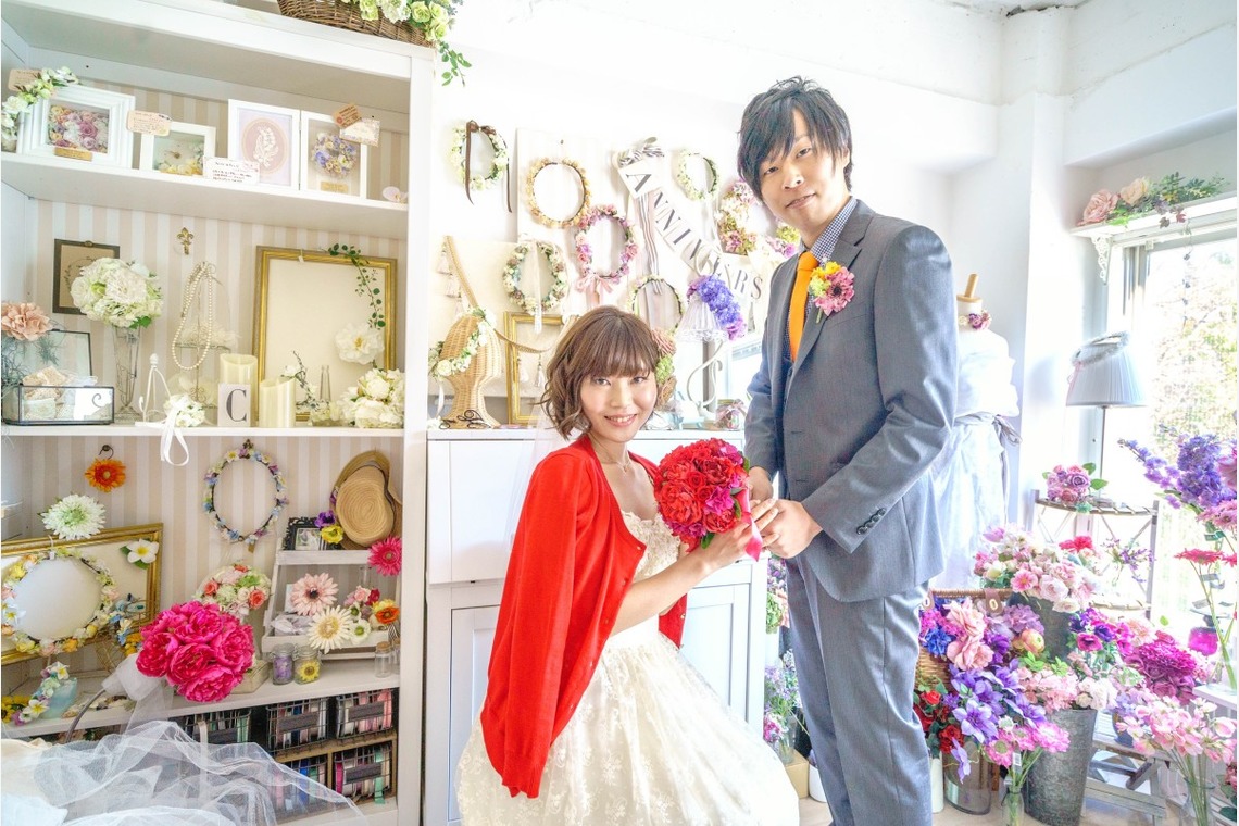 flower shop girl and her groom — Photo by trickster photography