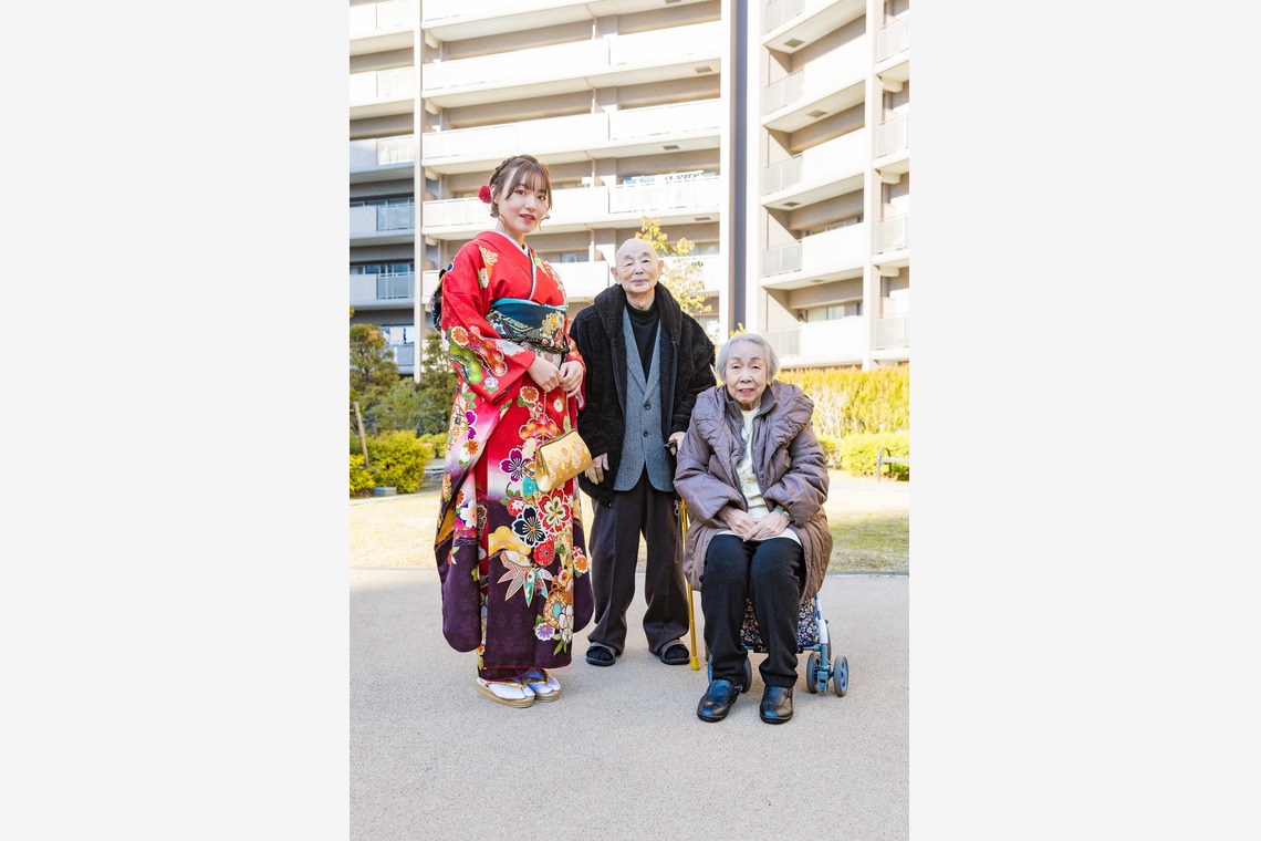 フォトスタジオENOが出張撮影した家族写真(キッズ,ベビーフォト)などが写った「成人式前撮り」の家族写真