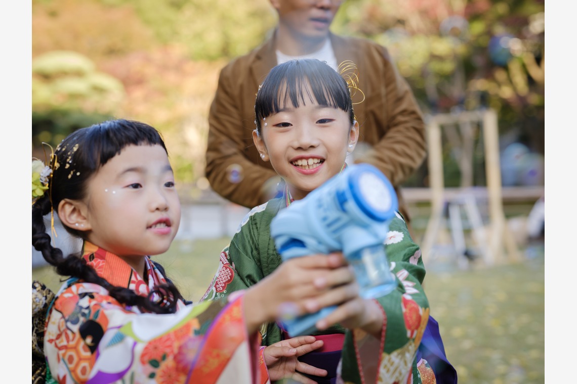 藤原和彦が出張撮影した家族写真(キッズ,ベビーフォト)などが写った「お寺さんでの七五三記念撮影」の家族写真