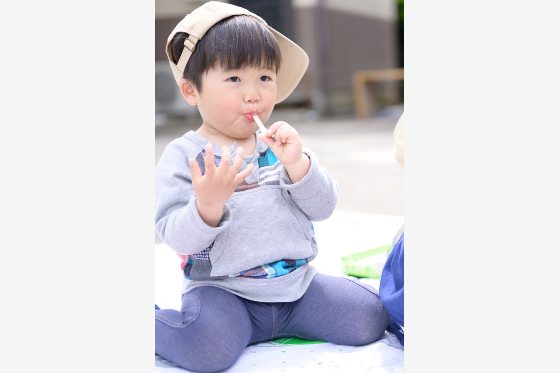 大塚由充が出張撮影した家族写真(キッズ,ベビーフォト)などが写った「屋外バーベキューで楽しむ子供たち風景」の家族写真