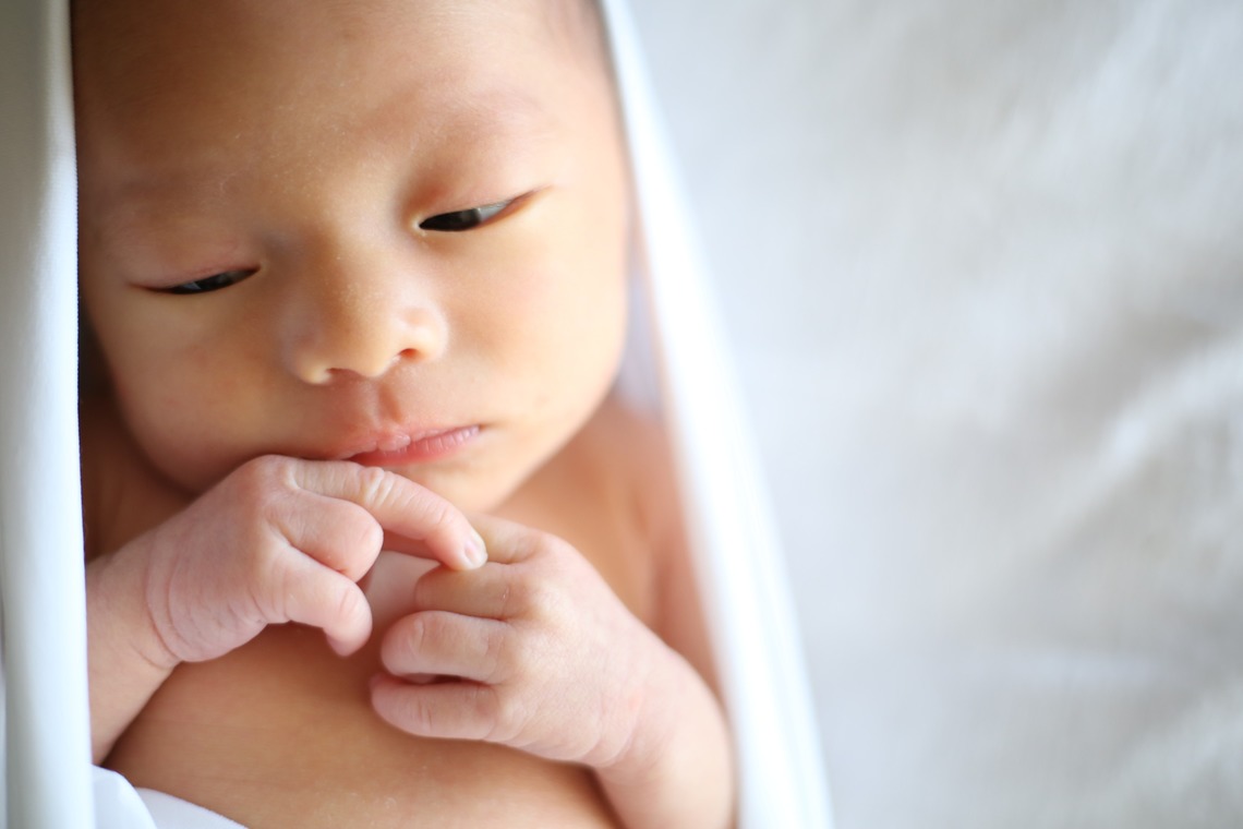 出張撮影HUG TIMEが撮影した「ニューボーンフォト＠ご自宅」の写真