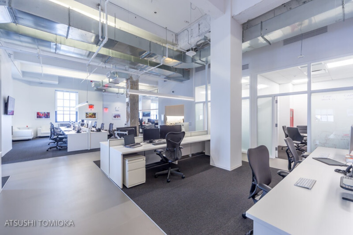 富岡敦が撮影した「ニューヨーク　ラジオ局　撮影」の写真