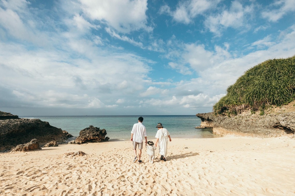 ポートレート沖縄が撮影した「自然の中の家族の自然な姿＠読谷村の海岸と芝生」の写真