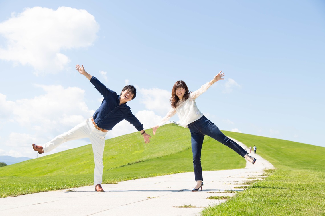 Happy with Photosが出張撮影した家族写真(キッズ,ベビーフォト)などが写った「アニバーサリーフォト(結婚記念日)＠札幌市・モエレ沼公園」の家族写真