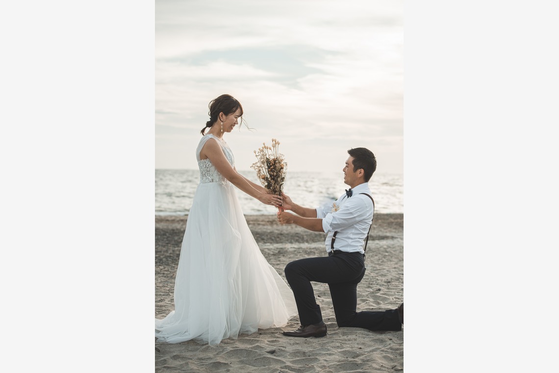 山下　剛が撮影した「海岸でのウェディングフォト」の写真