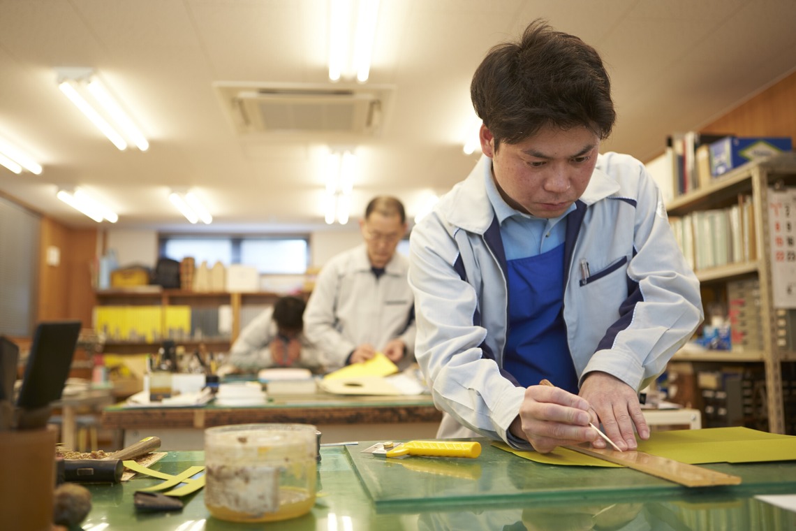 岩瀬泰治が撮影した写真のアルバム「職場取材」