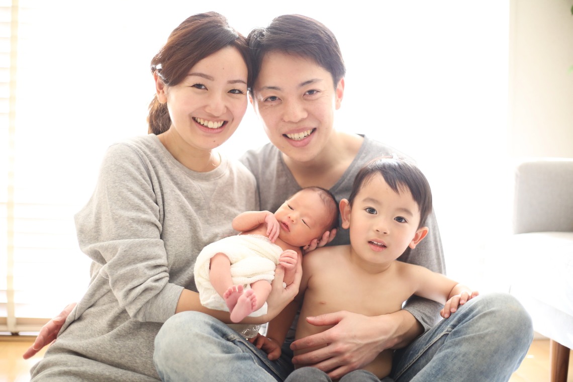 出張撮影HUG TIMEが出張撮影した家族写真(キッズ,ベビーフォト)などが写った「ニューボーンフォト＠ご自宅」の家族写真