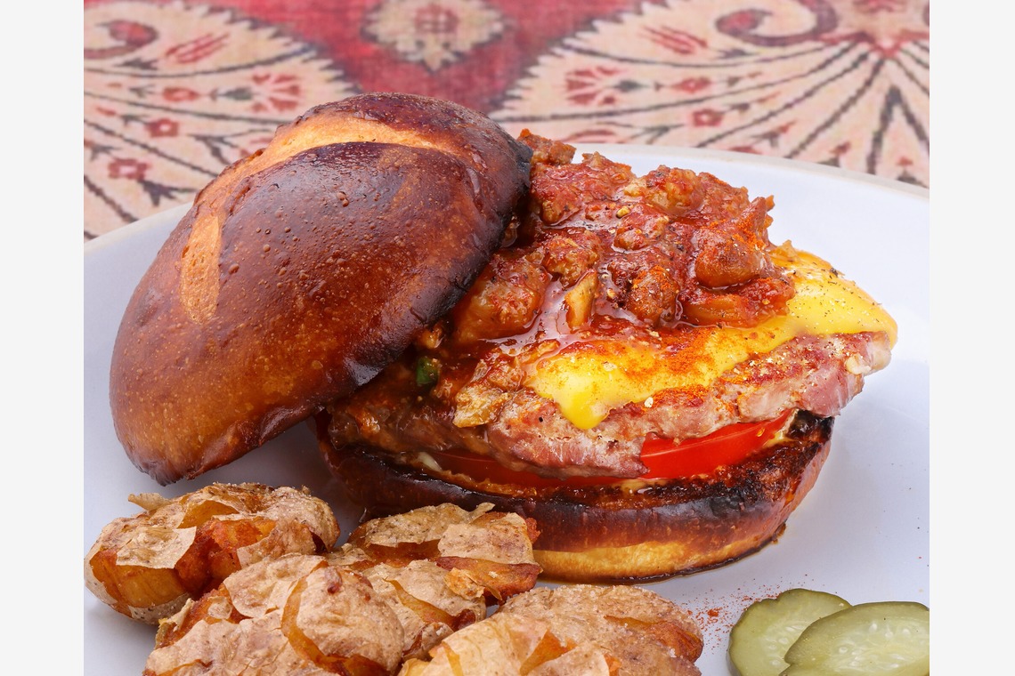 森安　照が撮影した「ハンバーガー・ドッグ・サンド」の写真