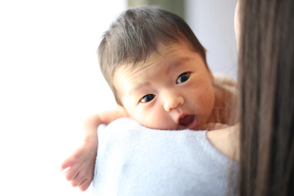 出張撮影HUG TIMEが出張撮影した家族写真(キッズ,ベビーフォト)などが写った「ニューボーンフォト＠自宅撮影」の家族写真