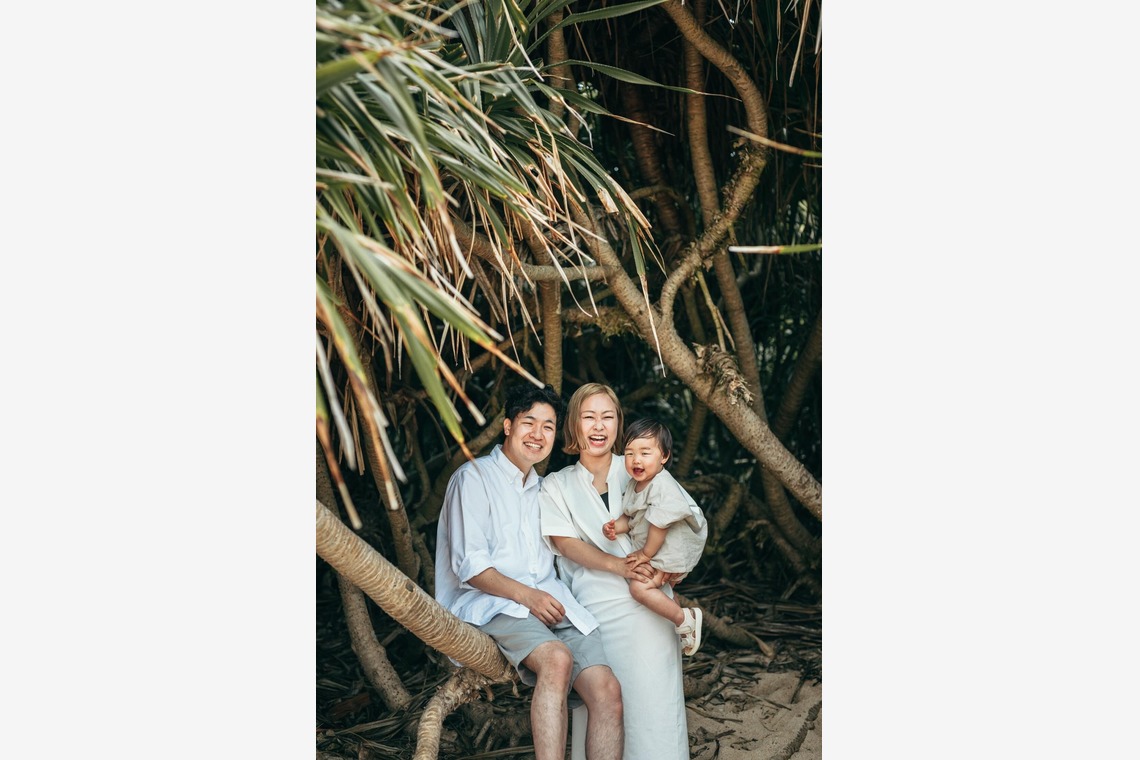 ポートレート沖縄が撮影した「自然の中の家族の自然な姿＠読谷村の海岸と芝生」の写真