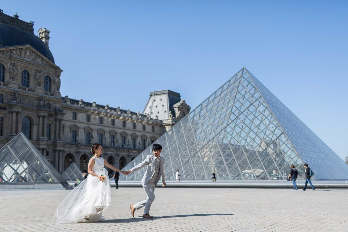Petite Nao Photographyが撮影した「パリでのフォトウェディング（エッフェル塔、ビルアケム橋、ルーブル美術館、パレロワイヤル）」の写真