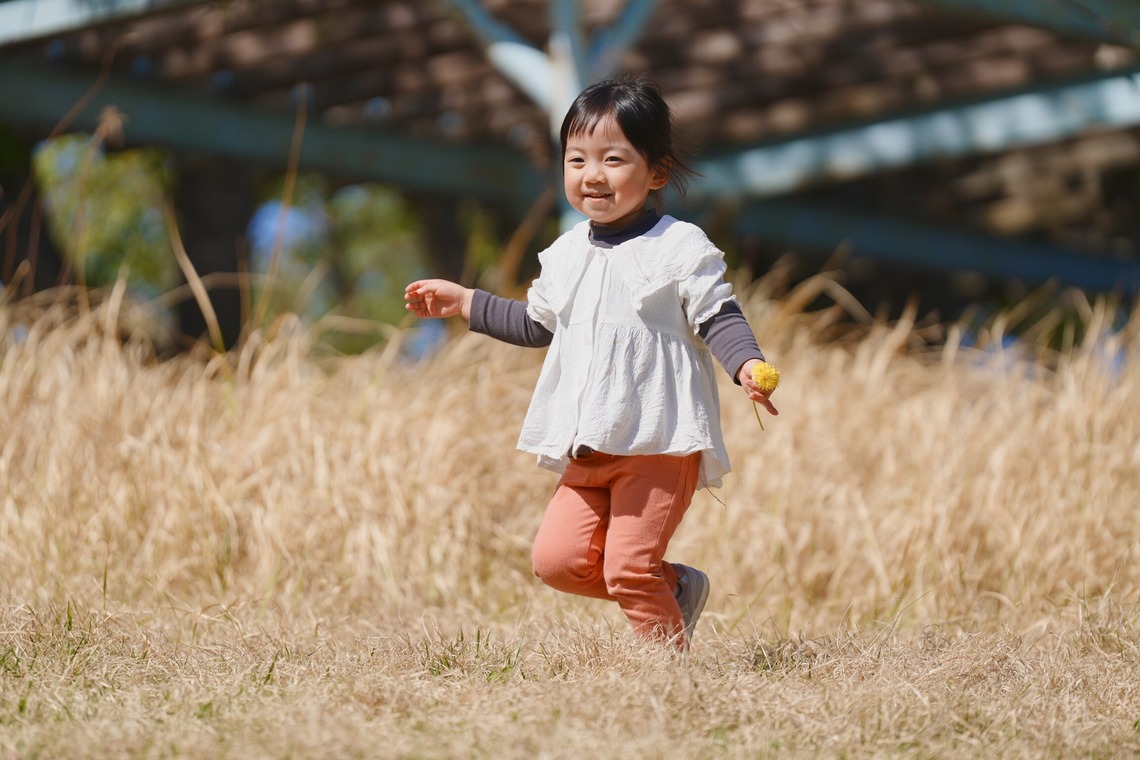 秋山諒輔が出張撮影した家族写真(キッズ,ベビーフォト)などが写った「お子様のロケーション撮影」の家族写真