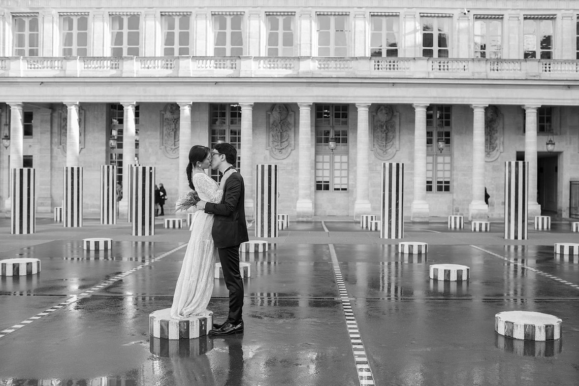 Petite Nao Photographyが撮影した「秋のパリでのフォトウェディング（トロカデロ広場、セーヌ川沿い、ビルアケム橋、バス、オルセー美術館、ルーブル美術館、パレロワイヤル、ギャルリーヴィヴィエンヌ）」の写真