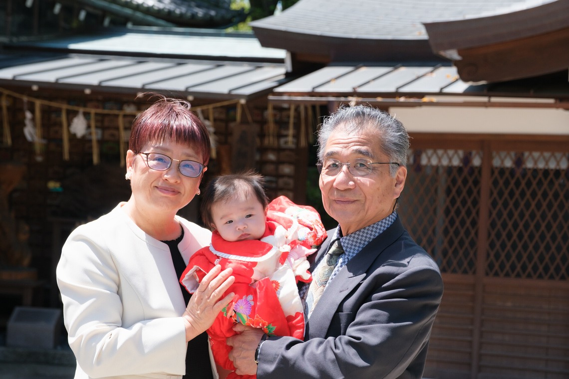 高夏写真店が出張撮影した家族写真(キッズ,ベビーフォト)などが写った「お宮参りの撮影」の家族写真