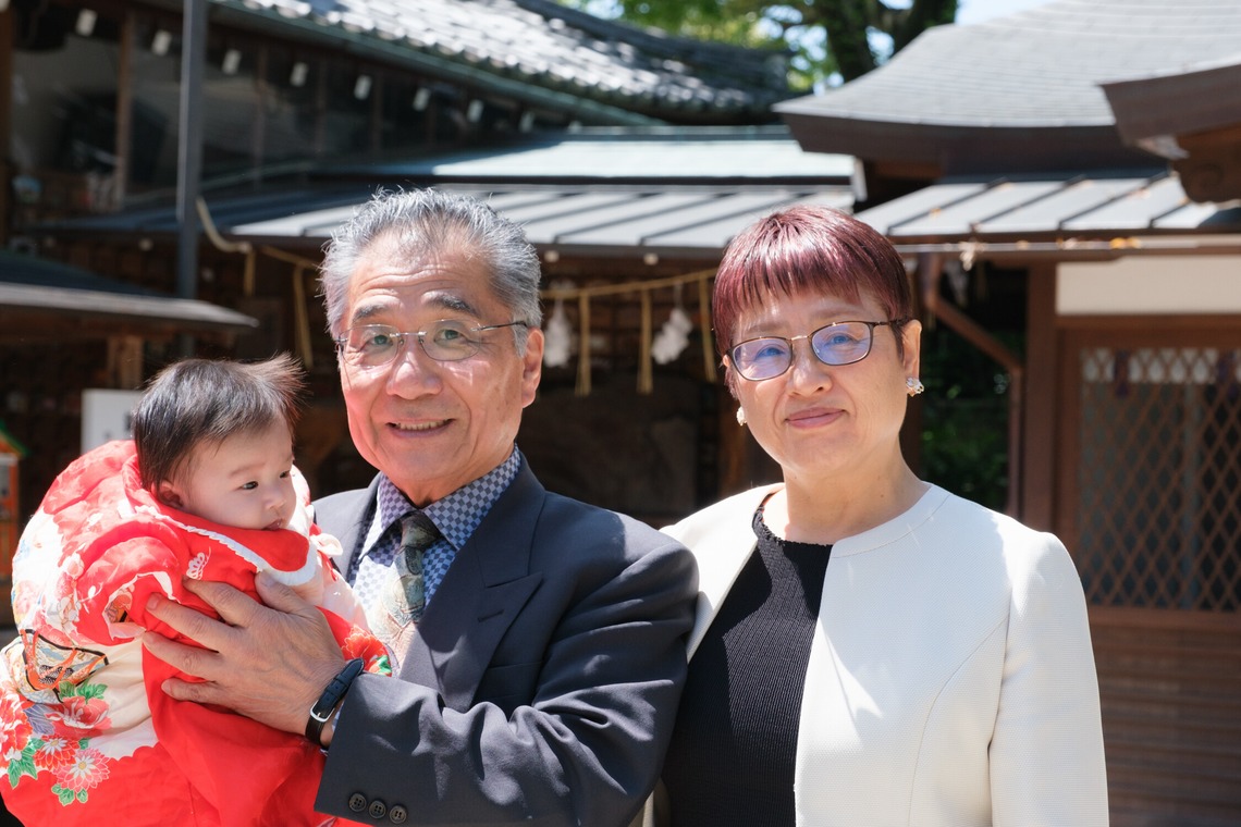 高夏写真店が出張撮影した家族写真(キッズ,ベビーフォト)などが写った「お宮参りの撮影」の家族写真