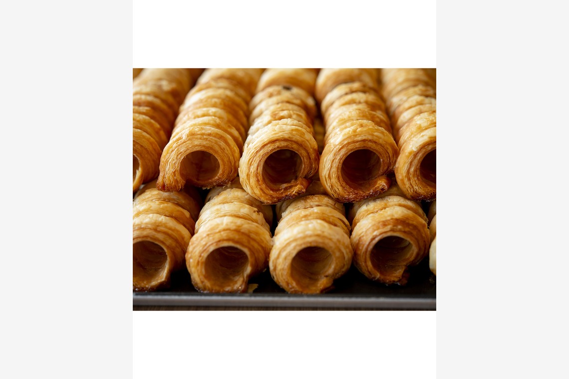 戸澤麻衣が撮影した写真のアルバム「クニャーネの店」