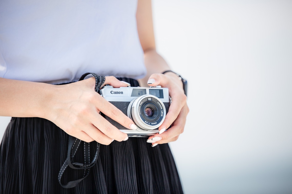 古川拓人が撮影した旅行先の記念撮影のアルバム「ポートレート」