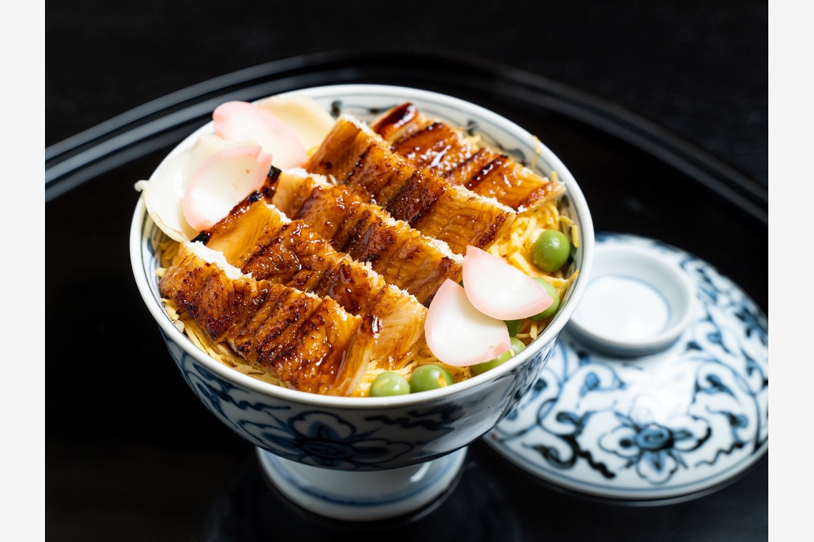 川嶋佑実が撮影した写真のアルバム「レストラン・ショップ」