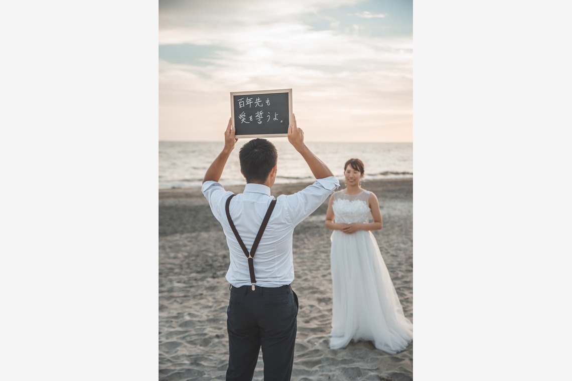 山下　剛が撮影した「海岸でのウェディングフォト」の写真