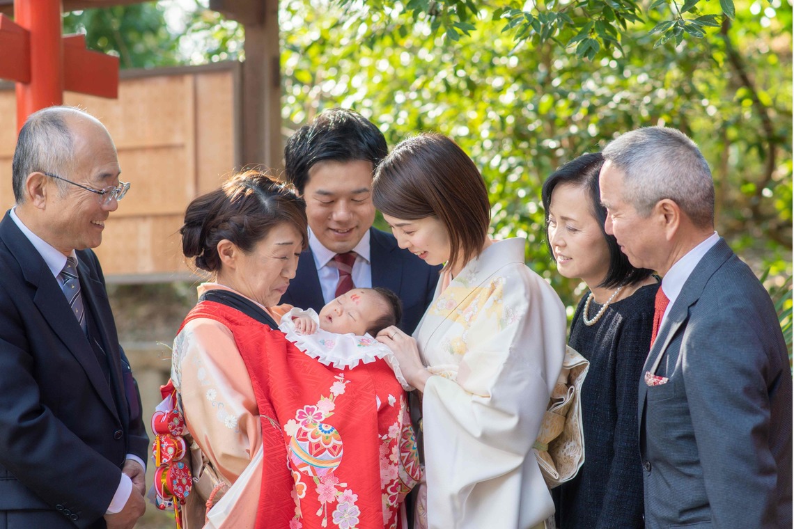 まんまるフォトが出張撮影した家族写真(キッズ,ベビーフォト)などが写った「お宮参り・赤ちゃん写真」の家族写真