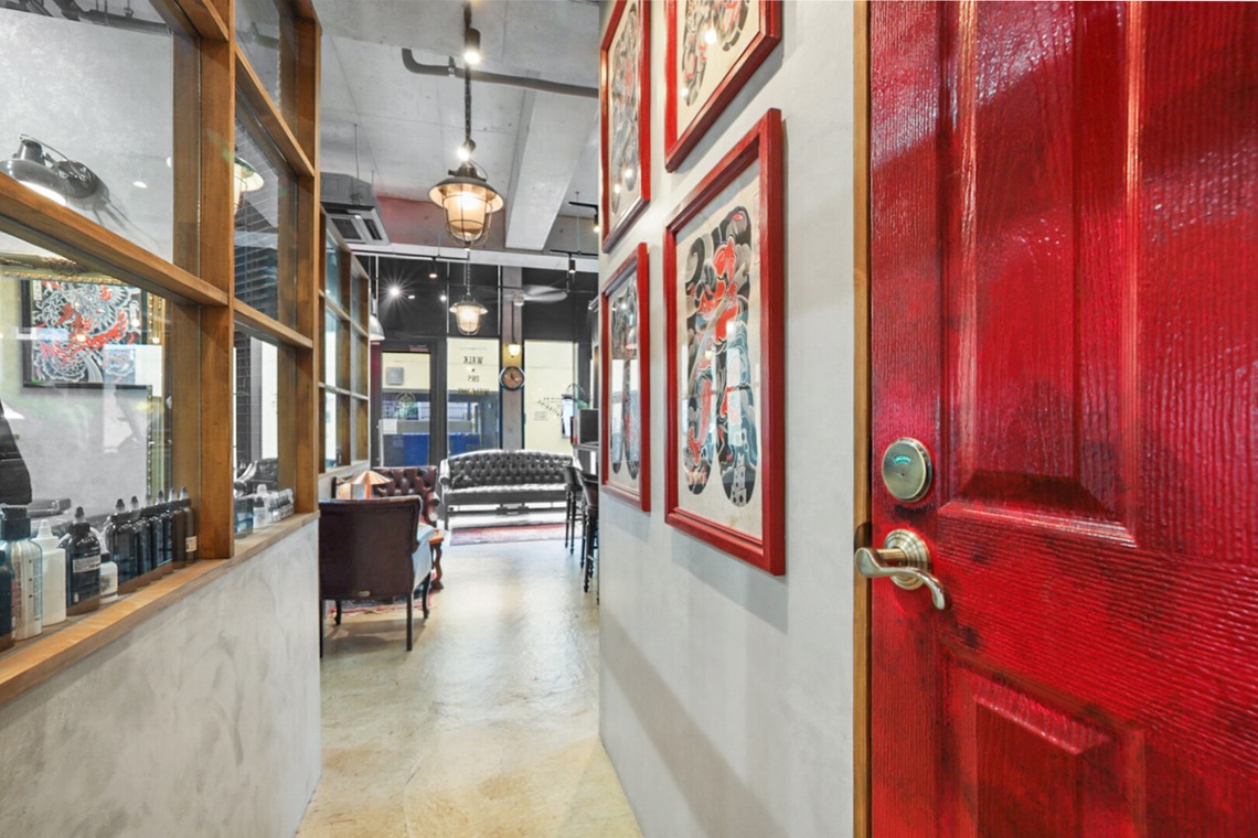 山内　信弥が撮影した「ブリティッシュパブ、タトゥースタジオ」の写真