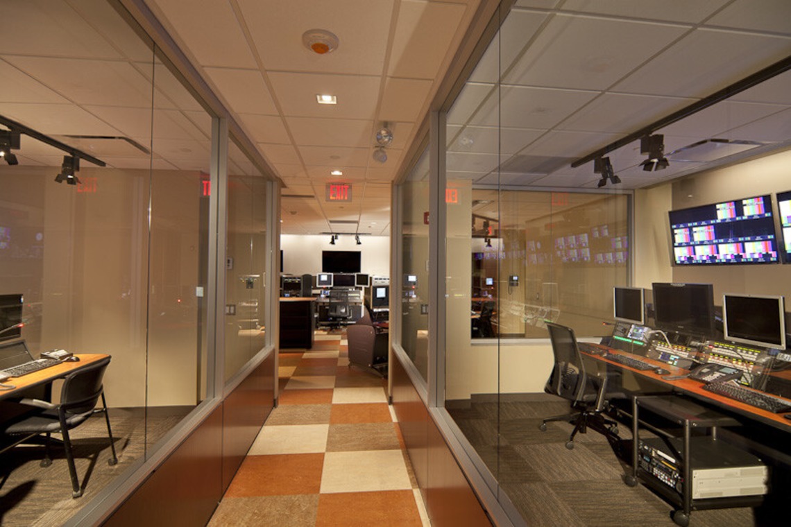 富岡敦が撮影した写真のアルバム「テレビ・ラジオ局」