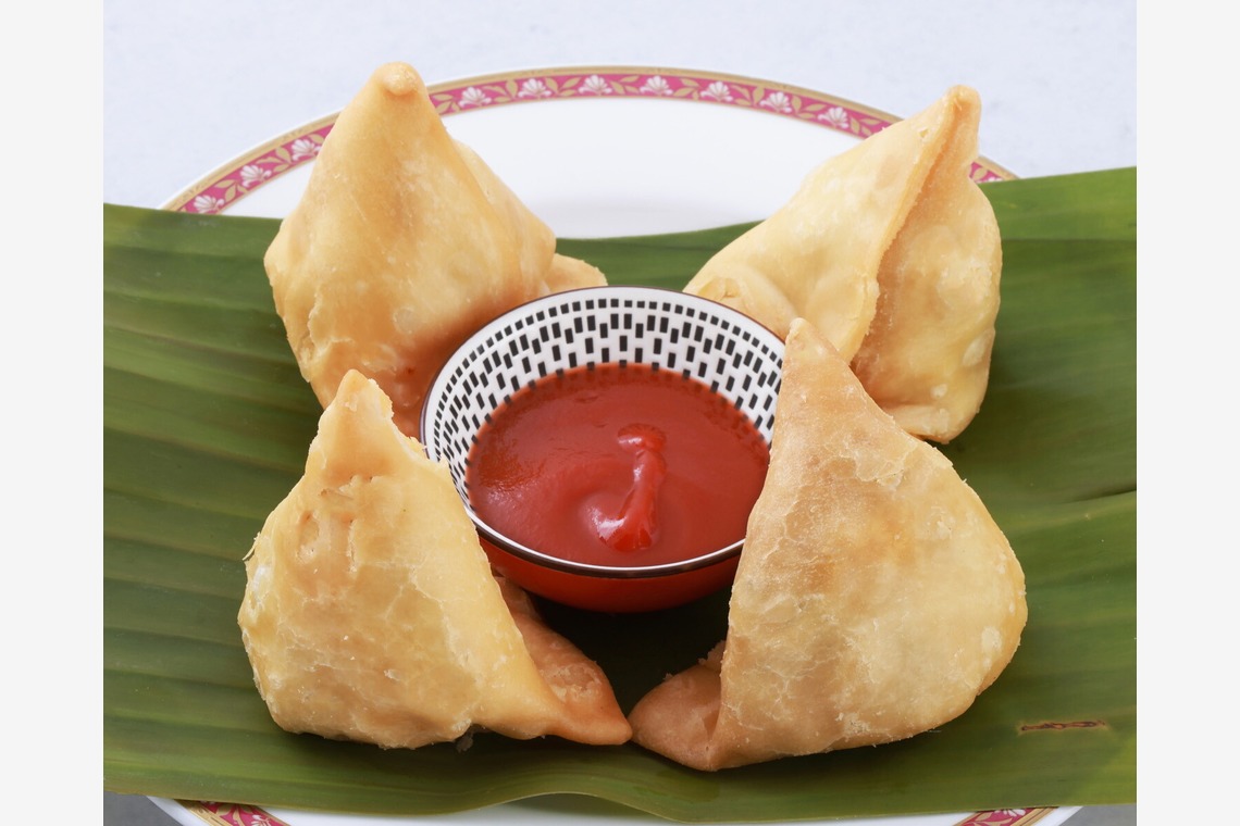 森安　照が撮影した「インド料理メニュー　カレー・ビリヤニ・ナン・チーズナン・チキン・サモサ・ビリヤニ」の写真