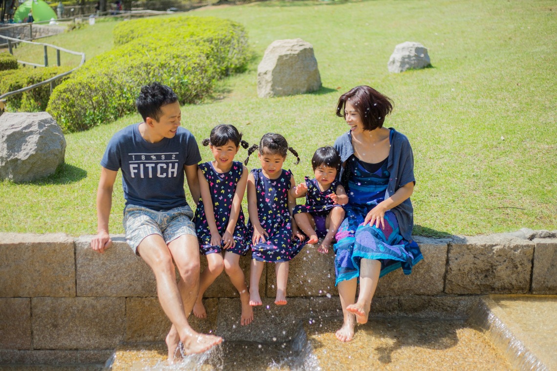 フォスタムが出張撮影した家族写真(キッズ,ベビーフォト)などが写った「春の公園で家族フォト」の家族写真