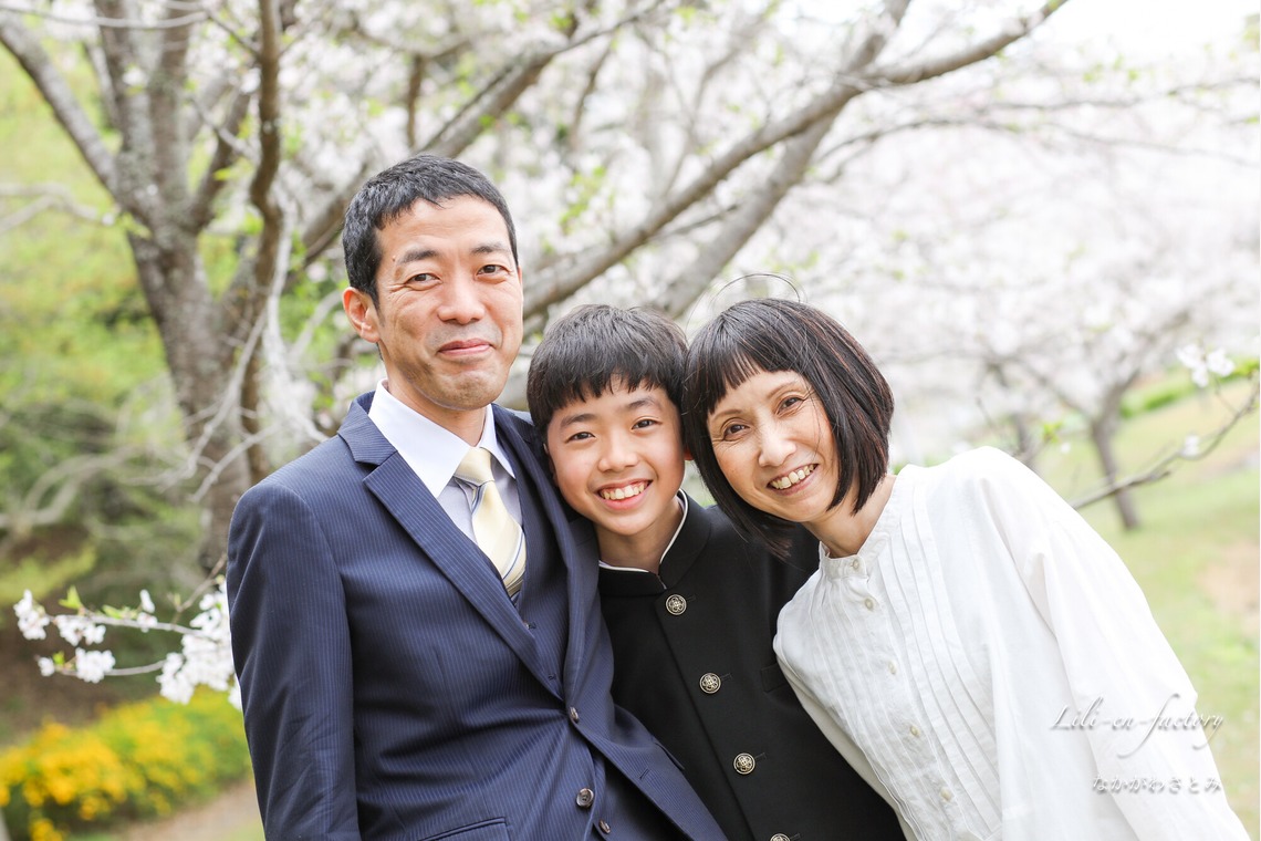 なかがわさとみが撮影した「中学校入学の日に桜と撮影」の写真