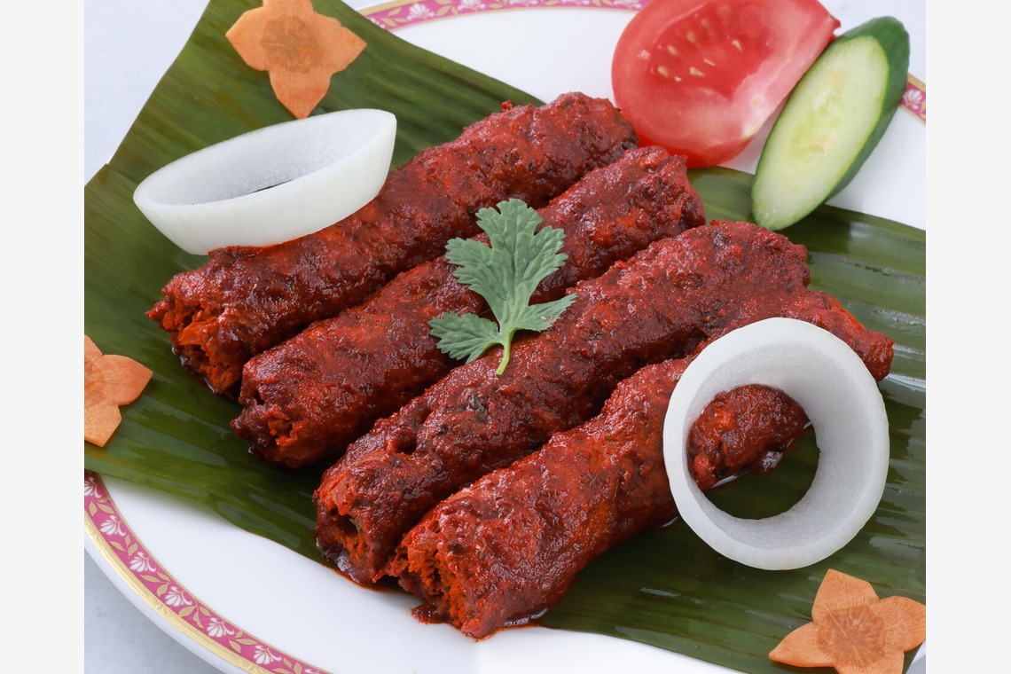 森安　照が撮影した「インド料理メニュー　カレー・ビリヤニ・ナン・チーズナン・チキン・サモサ・ビリヤニ」の写真