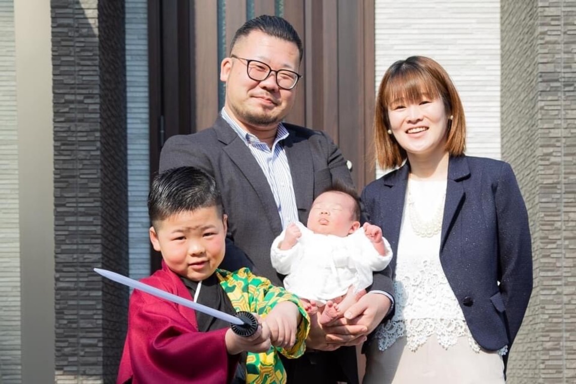 中井企画が出張撮影した家族写真(キッズ,ベビーフォト)などが写った「お宮参り/ご自宅での家族写真」の家族写真