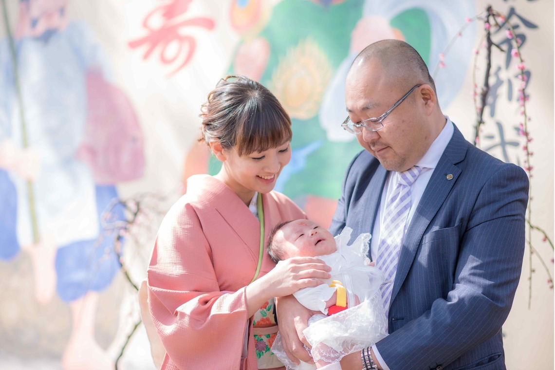 まんまるフォトが出張撮影した家族写真(キッズ,ベビーフォト)などが写った「お宮参り・赤ちゃん写真」の家族写真