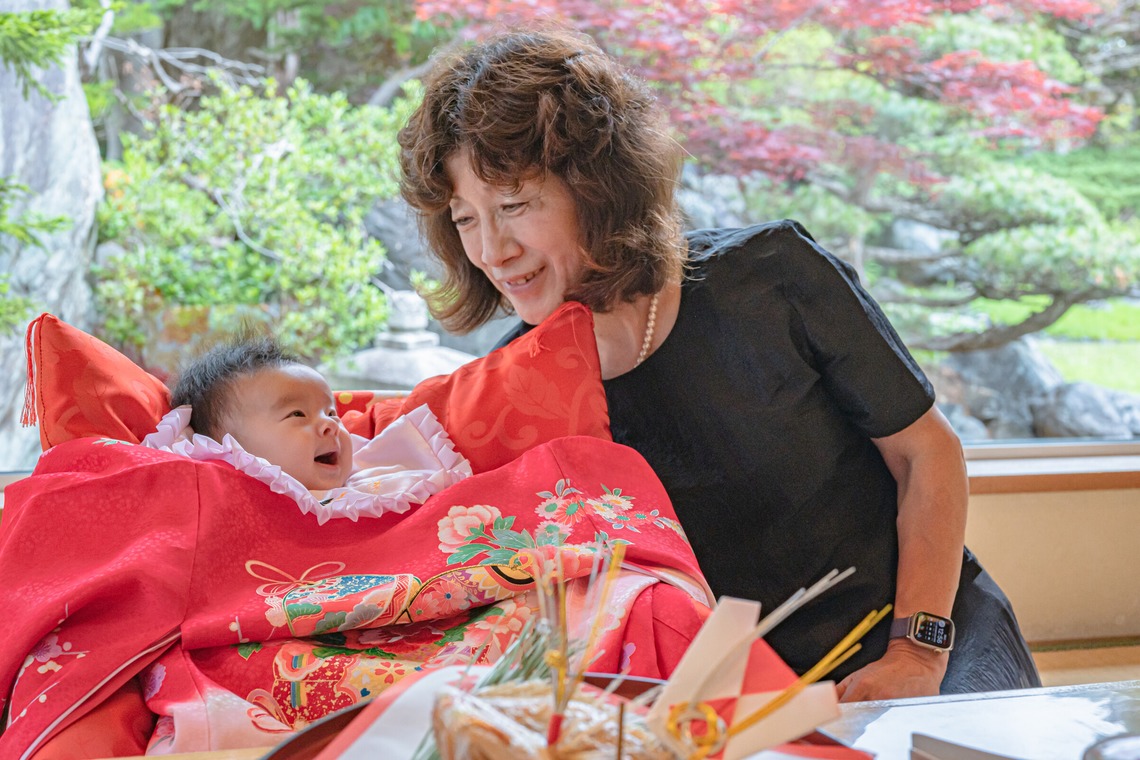 高木勇斗が出張撮影した家族写真(キッズ,ベビーフォト)などが写った「お食い初め」の家族写真