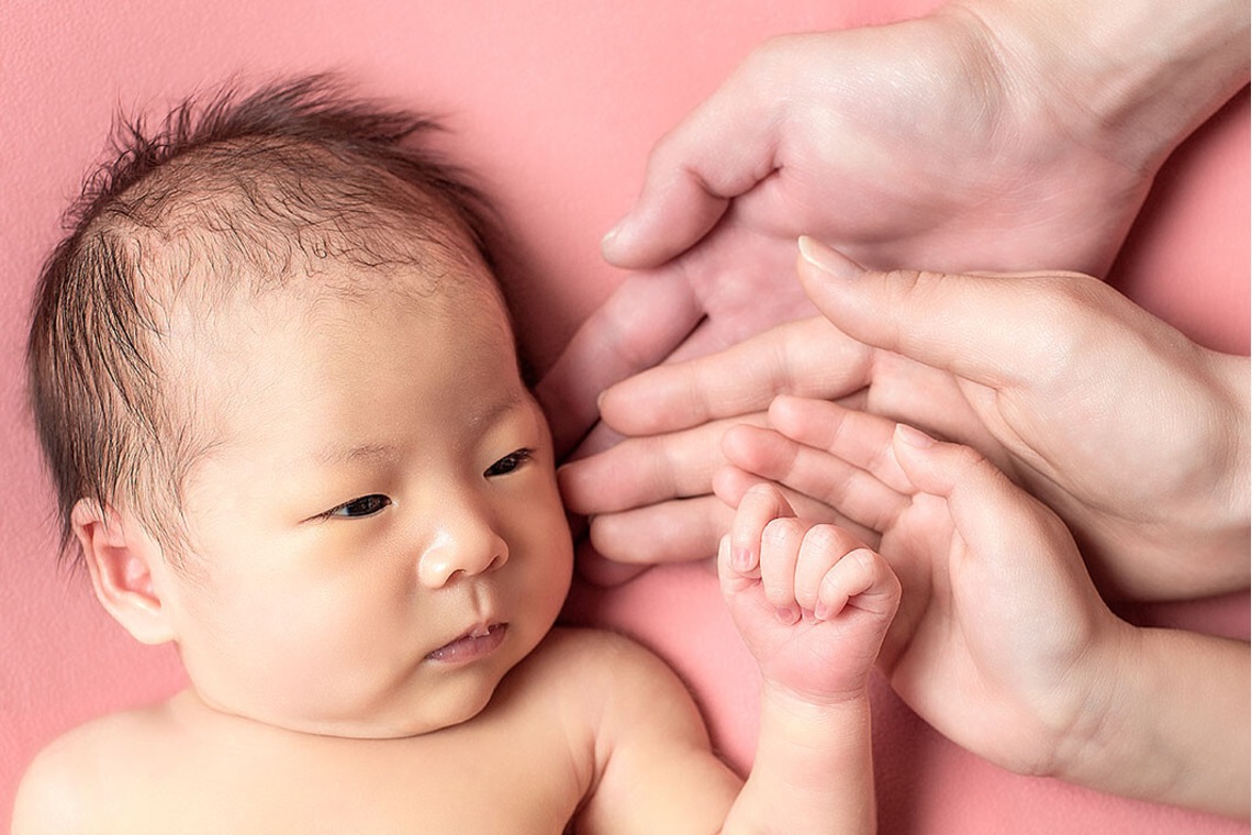 AXiS Photo Servise 藤井靖史が出張撮影した家族写真(キッズ,ベビーフォト)などが写った「ニューボーンフォト」の家族写真