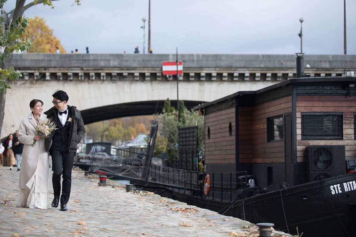 Petite Nao Photographyが撮影した「秋のパリでのフォトウェディング（トロカデロ広場、セーヌ川沿い、ビルアケム橋、バス、オルセー美術館、ルーブル美術館、パレロワイヤル、ギャルリーヴィヴィエンヌ）」の写真