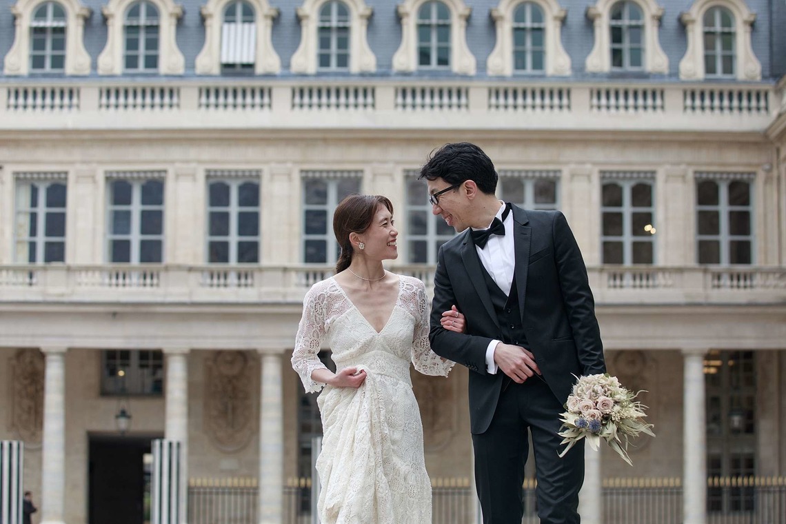 Petite Nao Photographyが撮影した「秋のパリでのフォトウェディング（トロカデロ広場、セーヌ川沿い、ビルアケム橋、バス、オルセー美術館、ルーブル美術館、パレロワイヤル、ギャルリーヴィヴィエンヌ）」の写真