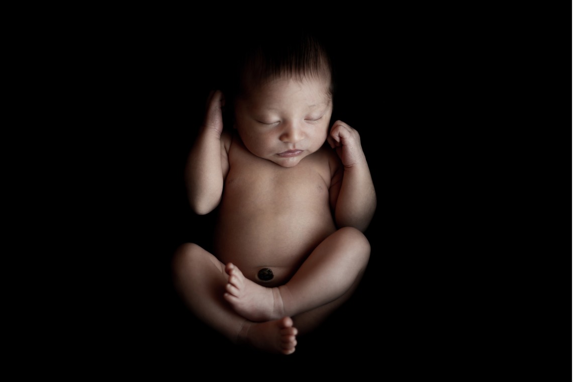 サキヤマ リエが撮影した写真のアルバム「ラベンダー系・黒背景・女の子のニューボーンフォト 」