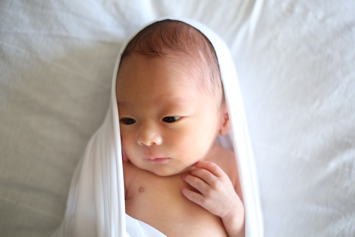 出張撮影HUG TIMEが撮影した写真のアルバム「ニューボーンフォト＠ご自宅」