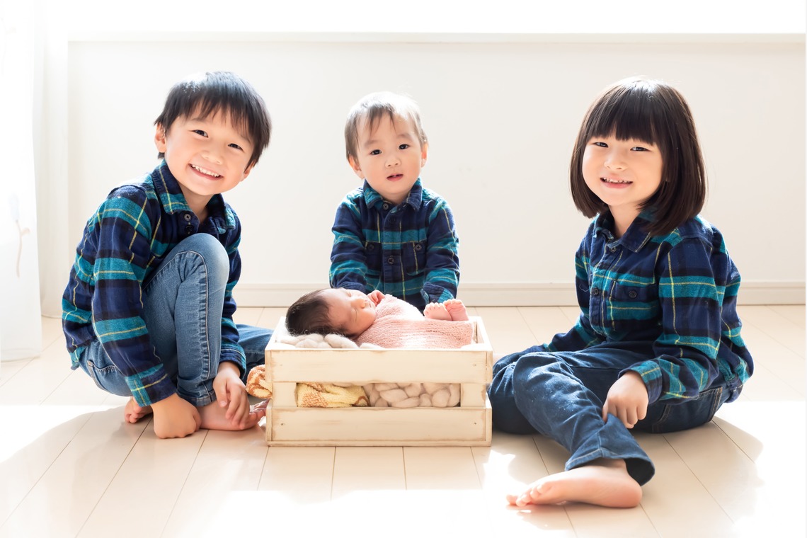 サキヤマ リエが出張撮影した家族写真(キッズ,ベビーフォト)などが写った「ピンク系・オーロラ姫風・女の子のニューボーンフォト 」の家族写真