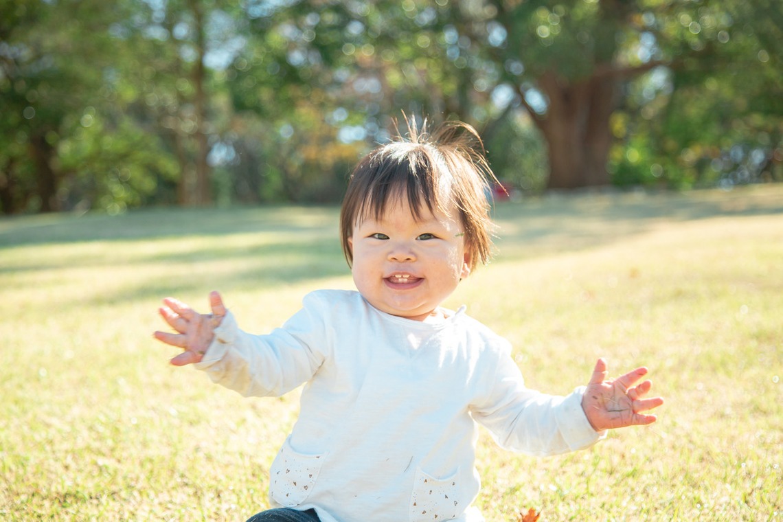 ゆのみふぉとが出張撮影した家族写真(キッズ,ベビーフォト)などが写った「芝生での一コマ」の家族写真