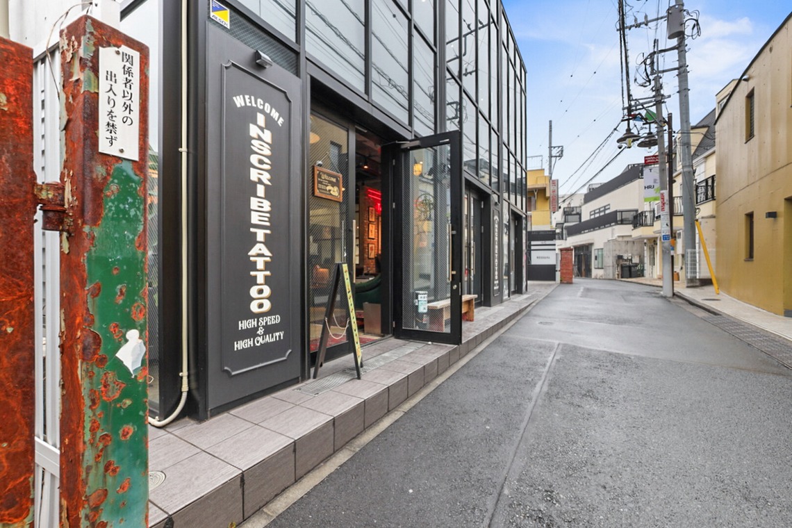 山内　信弥が撮影した「ブリティッシュパブ、タトゥースタジオ」の写真