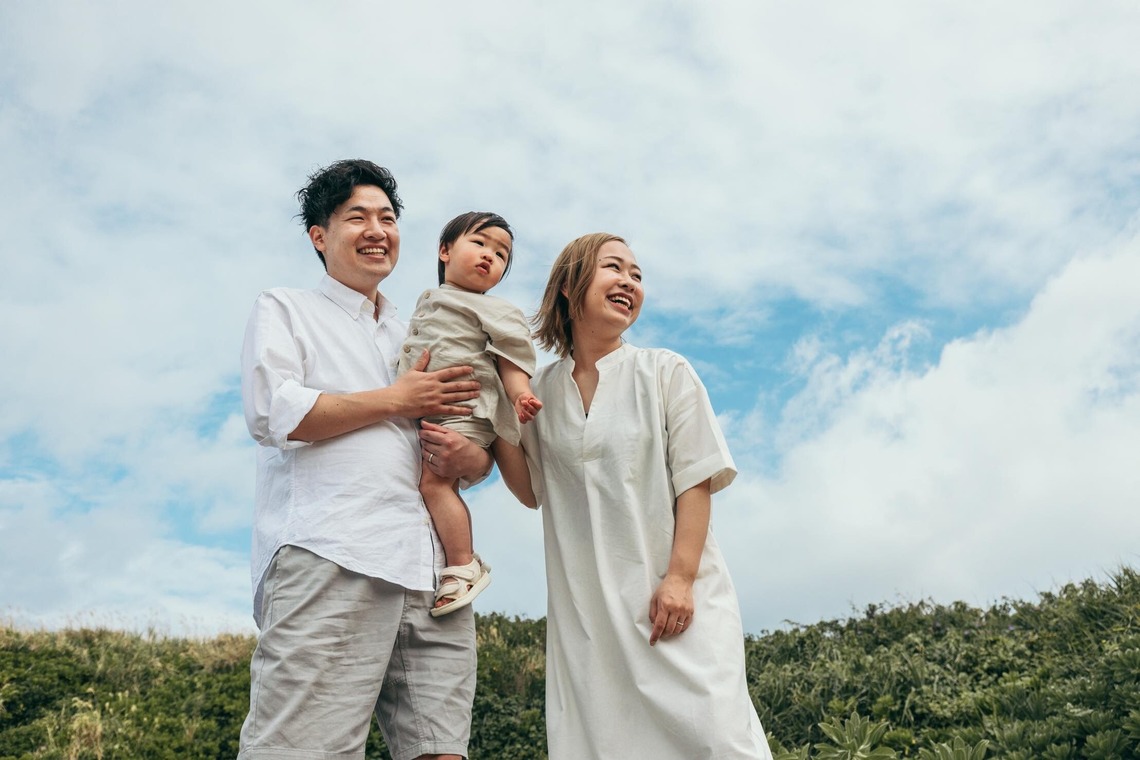 ポートレート沖縄が出張撮影した家族写真(キッズ,ベビーフォト)などが写った「自然の中の家族の自然な姿＠読谷村の海岸と芝生」の家族写真