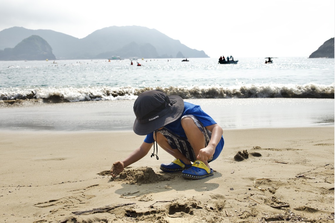 小野和也が撮影した写真のアルバム「真夏のビーチで砂遊び」
