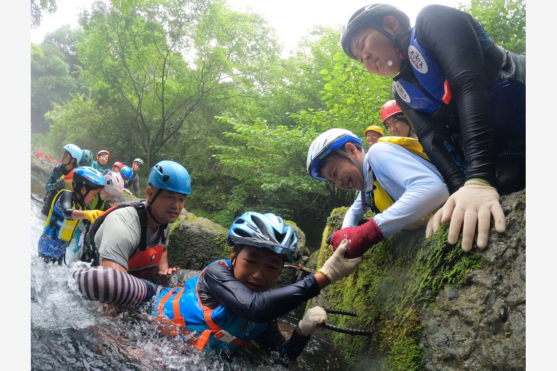 阿久津真理恵が出張撮影した家族写真(キッズ,ベビーフォト)などが写った「自然学校プログラムでの人物撮影（静岡県伊豆市）」の家族写真