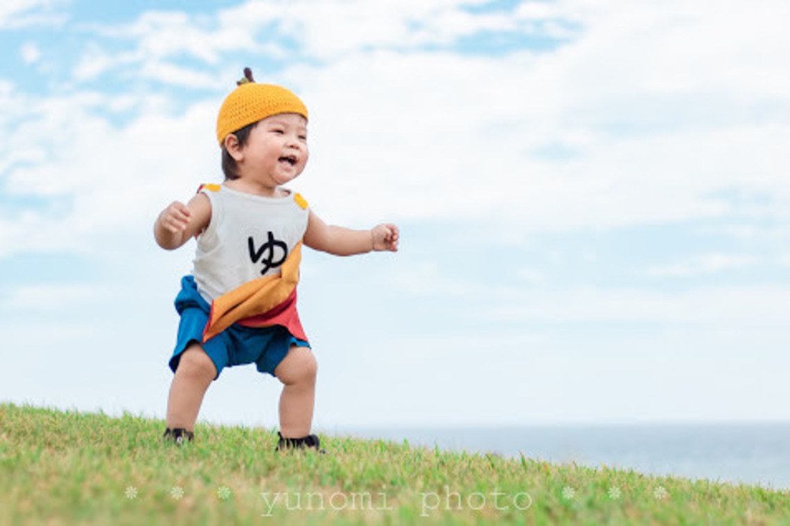 ゆのみふぉとが出張撮影した家族写真(キッズ,ベビーフォト)などが写った「芝生での一コマ」の家族写真