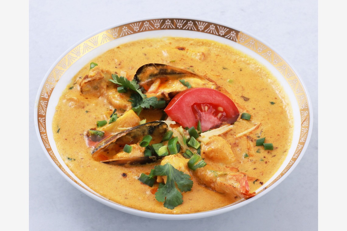 森安　照が撮影した「インド料理メニュー　カレー・ビリヤニ・ナン・チーズナン・チキン・サモサ・ビリヤニ」の写真