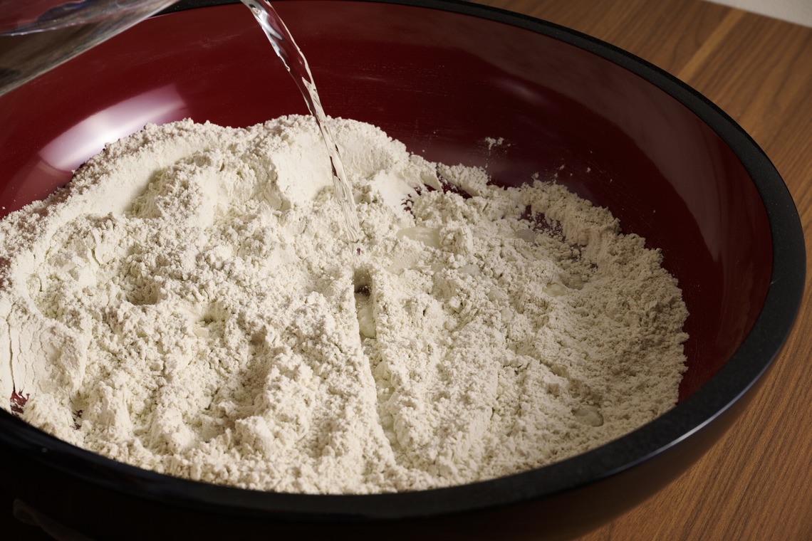 植田 友樹が撮影した「手打ち蕎麦の調理風景」の写真