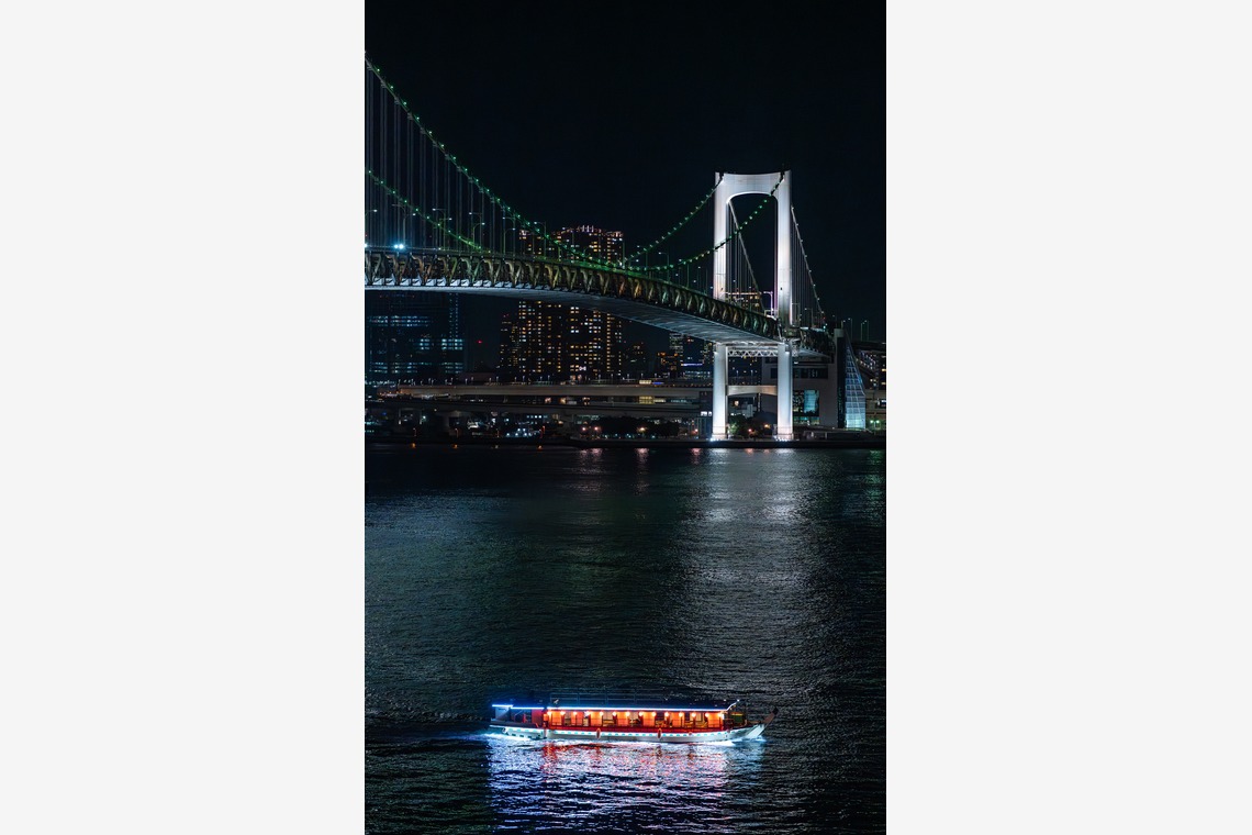 山本浩二が撮影した写真のアルバム「東京・大阪を中心とした都市部で見られる建築が語る風景」